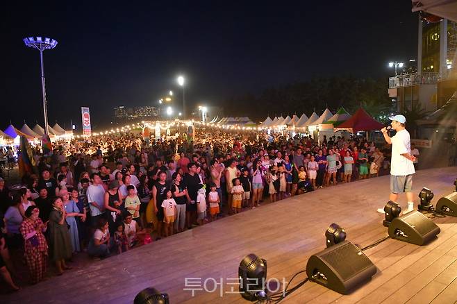 속초지역 수제맥주 제조업체 등 전국에서 13개 업체가 참가한 속초 수제맥주축제는 오후 4시부터 10시까지 열리며, 행사장에서는 참가업체들이 생산한 수제맥주 시음과 판매를 비롯해 DJ EDM 등 다양한 공연이 펼쳐진다. 퀴즈게임 등 피서객을 위한 이벤트도 진행한다.[사진=속초시]