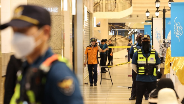 지난 3일 오후 경기 성남시 분당구 서현역에서 묻지마 흉기 난동이 발생해 경찰이 현장을 통제하고 있다. ⓒ연합뉴스