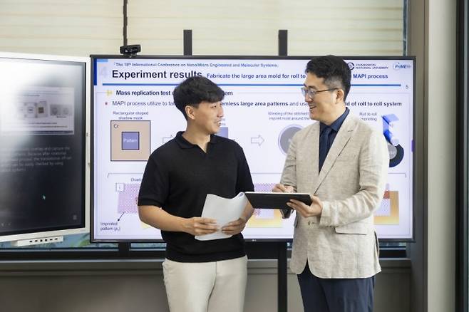 조영태 창원대 스마트제조융합전공 교수가 김우영 박사과정 연구원과함께 미세 패턴 정렬 기술에 대해 논의하고 있다. 과학동아 제공
