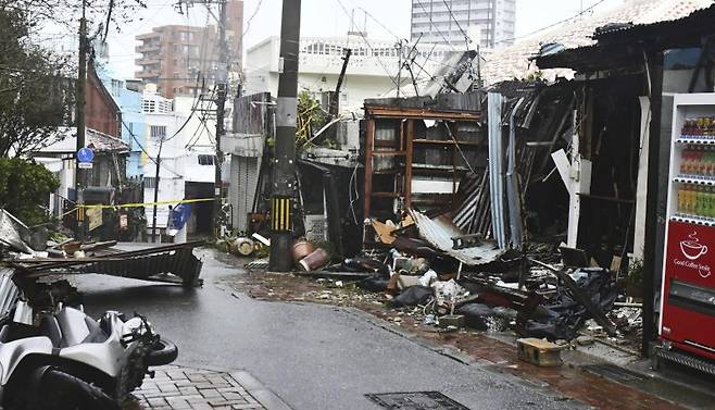 제6호 태풍 카눈이 일본 오키나와 일대에 영향을 미치면서 2일 오키나와 남부 나하시에서 손상된 건물들이 보이고 있다. 뉴시스