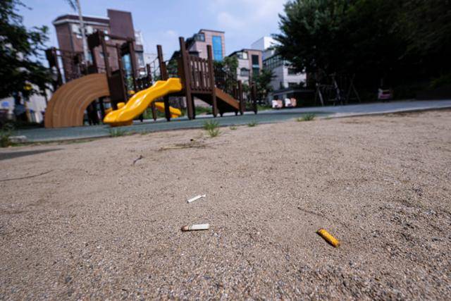 1일 서울 관악구의 어린이공원에 누군가 흡연을 하고 담배꽁초를 버렸다. 이한호 기자