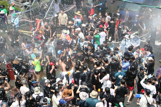 지난달 29일 오후 전남 장흥군에서 열린 ‘살수대첩 거리 퍼레이드’ 참가자들이 쏟아지는 물세례를 맞으며 물총을 쏘고 있다. 사진 장흥군