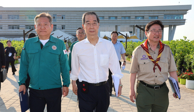 ▲ 한덕수 국무총리가 지난 4일 전북 부안군 2023 새만금 세계스카우트잼버리 대회장 내 프레스룸에서 2023 새만금 세계잼버리 관련 정부입장을 발표하기 위해 관계 부처 장관들과 이동하고 있다. 왼쪽부터 이상민 행정안전부 장관, 한 총리, 박보균 문화체육관광부 장관. 연합뉴스