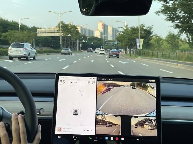 지난달 28일 모델Y RWD가 시내 도로를 달리고 있다. 운전석의 15인치 디스플레이가 좌우 및 후방 카메라로 주변 도로 상황을 보여준다. /사진=백수전 기자