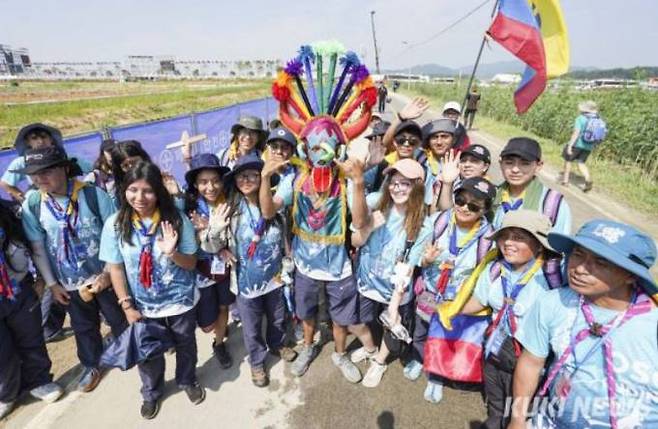 지난 2일 오후 새만금 세계스카우트잼버리에 참가한 해외 스카우트 대원들이 인사하고 있다. &nbsp; 사진=임형택 기자