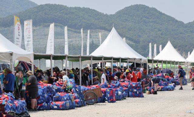 5일 전북 부안군 새만금 세계스카우트 잼버리 야영장에서 영국 스카우트 대원들이 그늘막 아래 가방을 쌓아두고 있다. 연합뉴스