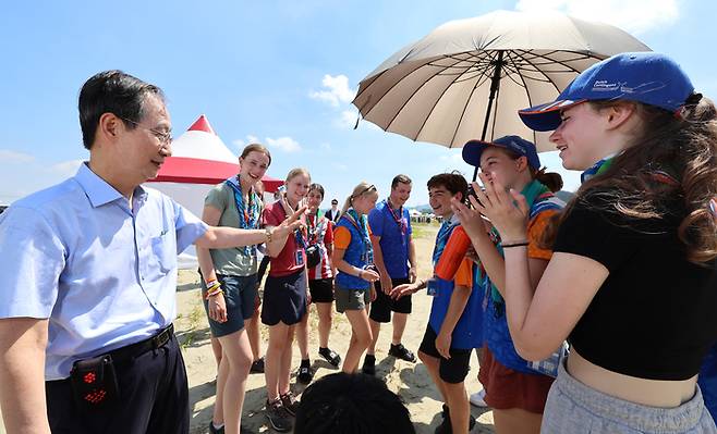 한덕수 국무총리가 5일 오전 전북 부안군에서 열리고 있는 2023 새만금 세계스카우트잼버리 대회장을 찾아 폭염 대응 상황 및 지원현황 등을 점검하던 중 참가자들과 대화하고 있다.[사진제공=연합뉴스]