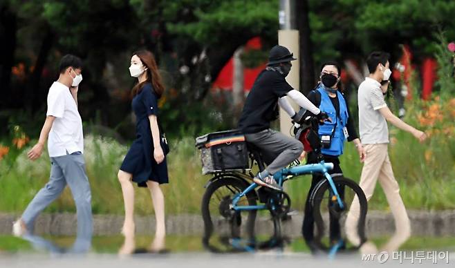 전국에 폭염 경보가 폭염주의보가 내려진 14일 오후 서울 영등포구 여의도환승센터 인근 도로에서 아지랑이가 피어오르고 있다. 이날 기상청은 전국 대부분 지역에 폭염특보가 발효되고 16일까지 낮 기온이 32도 이상으로 높고 체감온도는 습도가 높아 33도 이상으로 오를것으로 전망했다. /사진=머니S 장동규 기자