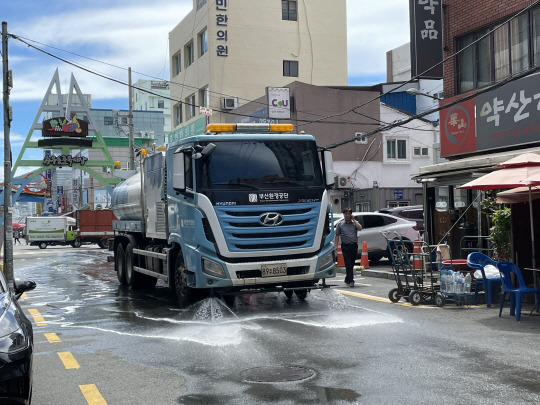 4일 부산환경공단이 연일 이어지는 전국적인 폭염에 대응하기 위해 도로 물청소 차량 4대를 동원해 물을 뿌리고 있다. 부산환경공단 제공. 연합뉴스