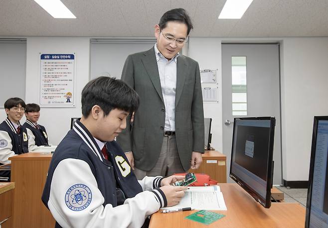 이재용 삼성전자 회장이 지난 3월 경북 구미시에 위치한 구미전자공업고등학교를 방문해 수업을 참관하고 학생들과 기념사진을 촬영하는 모습.[삼성전자 제공]