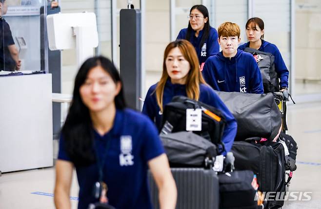 [인천공항=뉴시스] 정병혁 기자 = 2023 국제축구연맹(FIFA) 호주·뉴질랜드 여자월드컵 일정을 마친 대한민국 여자 축구대표팀 선수들이 5일 오전 인천국제공항 제2터미널을 통해 귀국하고 있다. 2023.08.05. jhope@newsis.com