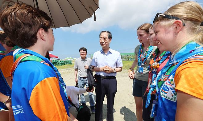 한덕수 국무총리가 5일 오전 전북 부안군에서 열리고 있는 2023 새만금 세계스카우트잼버리 대회장을 찾아 폭염 대응 상황 및 지원현황 등을 점검하던 중 참가자들과 대화하고 있다. 연합뉴스