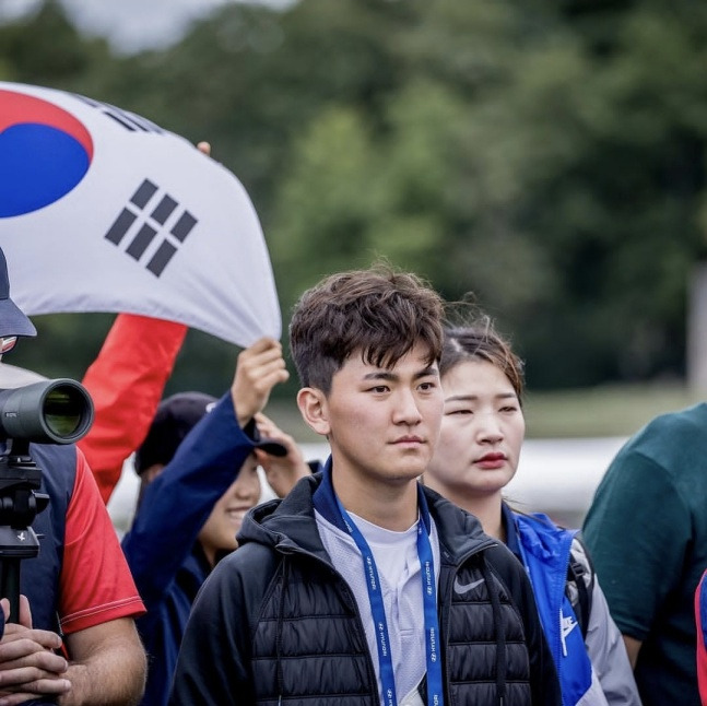 대표팀을 응원 중인 김제덕(왼쪽)과 강채영./사진=세계양궁연맹 공식 SNS