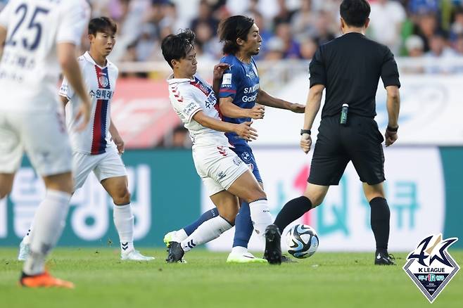 몸싸움하는 이승우(왼쪽 두 번째)와 카즈키(왼쪽 세 번째). /사진=한국프로축구연맹