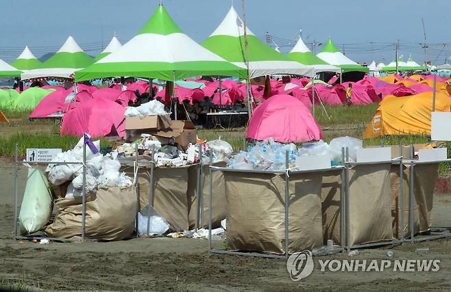 쓰레기와 재활용품 가득찬 잼버리 야영장 (부안=연합뉴스) 최영수 기자 = 2023 새만금 세계스카우트잼버리가 열리는 전북 부안군 잼버리 야영장 내에 쓰레기와 재활용품이 가득차 있다. 2023.8.4 kan@yna.co.kr