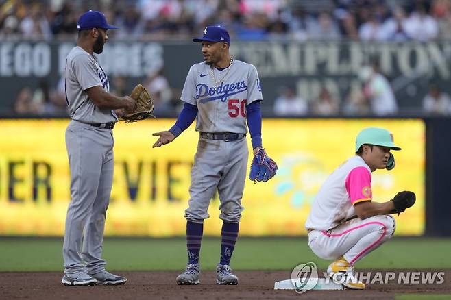 비디오 판독 결과 기다리는 김하성 (샌디에이고 AP=연합뉴스) 김하성(오른쪽)이 5일(한국시간) 미국 캘리포니아주 샌디에이고 펫코 파크에서 열린 로스앤젤스 다저스와의 홈 경기, 1회말에 2루 도루에 성공한 뒤 비디오 판독 결과를 기다리고 있다. 판독 결과도 세이프.