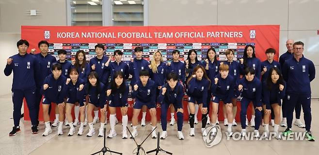 여자 축구대표팀 귀국 (영종도=연합뉴스) 김주성 기자 = 한국 여자 축구대표팀의 콜린 벨 감독 등 코치진과 선수들이 5일 오후 인천공항을 통해 귀국해 기념촬영을 하고 있다.  
    2023 국제축구연맹(FIFA) 호주·뉴질랜드 여자 월드컵에 출전한 대표팀은 H조 조별리그에서 1무2패 최하위 성적으로 16강 진출에 실패했다. 2023.8.5 utzza@yna.co.kr