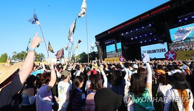 폭염 속 '록의 열기' (인천=연합뉴스) 임순석 기자 = 4일 오후 인천시 연수구 송도달빛축제공원에서 열린 2023 인천 펜타포트 록 페스티벌에서 밴드 더 발룬티어스의 공연에 참가자들이 열광하고 있다. 2023.8.4 soonseok02@yna.co.kr