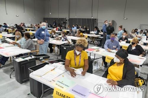 2020년 미 대선 투표용지 재검표 하는 조지아 선거사무원 [로렌스빌 AFP/게티이미지 자료사진] 미국 조지아주 로렌스빌의 선거사무소에서 2020년 11월16일(현지시간) 그위닛 카운티 선거사무원들이 11·3 대선 투표용지를 수작업으로 재검표하고 있다.