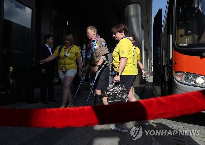 목발 짚고 숙소 도착 (서울=연합뉴스) 이지은 기자 = 2023 새만금 세계 스카우트 잼버리에서 조기 퇴영한 영국 스카우트 대원이 5일 오후 서울 용산구 한 호텔에 도착하고 있다. 2023.8.5 jieunlee@yna.co.kr