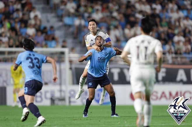 공중볼을 다투는 울산 정승현과 대구 에드가 [한국프로축구연맹 제공. 재판매 및 DB 금지]