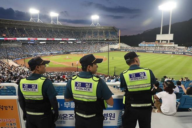 5일 오후 프로야구 LG트윈스와 삼성라이온즈의 경기가 열린 대구 삼성라이온즈파크에서 불특정 다수를 상대로 살인을 예고하는 글이 한국야구위원회(KBO) 모바일 애플리케이션에 올라와 경찰이 현장에 출동했다. 사진=뉴스1