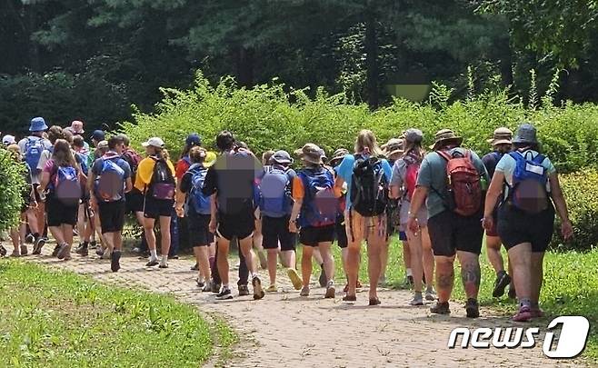 잼버리 현장에서 조기 퇴영한 영국 스카우트 대원들이 서울 마포구 난지도 일대를 돌아보고 있다. ⓒ 뉴스1