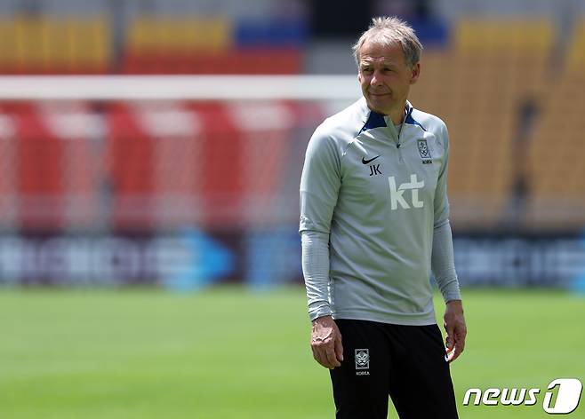 위르겐 클린스만 대한민국 축구대표팀 감독이 17일 오전 부산시 연제구 부산아시아드주경기장에서 열린 파워에이드 오픈트레이닝에서 선수들을 지켜보고 있다. 2023.6.17/뉴스1 ⓒ News1 박정호 기자