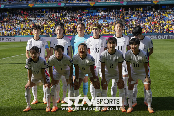 콜린 벨 한국 여자축구팀 감독이 25일(현지시각) 호주 시드니의 시드니 축구경기장에서 열린 2023 국제축구연맹(FIFA) 여자월드컵 조별리그 H조 1차전 콜롬비아와의 경기 중 작전을 지시하고 있다. 사진┃뉴시스