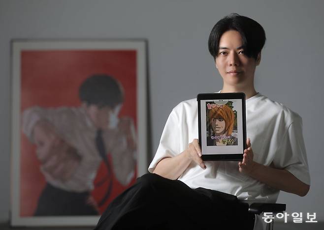 서울 강남구 박태준만화회사 사옥에서 박태준 작가. 박 작가가 든 태블릿PC의 그림은 웹툰 ‘얼짱시대’에서 박 작가의 2003년 모습을 그린 것이다. 그는 “1988~1997년을 다룬 드라마 ‘응답하라’ 시리즈를 좋아한다. 그런데 2000년대 초반을 다룬 콘텐츠는 많지 않아 직접 기획했다”고 했다. 송은석기자 silverstone@donga.com