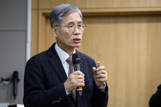 신평 변호사가 14일 서울 여의도 국회 의원회관에서 열린 국민의힘 공부모임 ‘혁신24 새로운 미래’에서 ‘국정우선과제로서의 사법시스템 정비’를 주제로 강연하고 있다. 2022.12.14/뉴스1 ⓒ News1