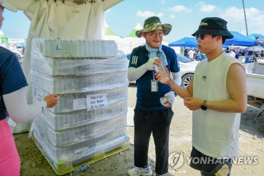 정부가 잼버리 폭염 대책으로 냉수를 무제한 공급하기로 한 가운데 지난 5일 관계자가 냉수를 배급하고 있다.<연합뉴스>