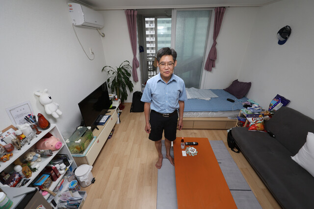 서울 관악구 SH 재개발 임대아파트에 사는 박기진씨가 2023년 7월14일 자신의 집 안방에서 이야기하고 있다. 이정우 선임기자 woo@hani.co.kr