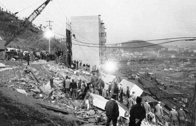 국내 최초 아파트 붕괴 사고였던 1970년 4월 8일 서울 마포구 창천동 시민아파트 참사 현장에 사람들이 모여 있다. 한국일보 자료사진