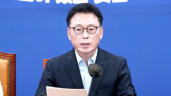 박광온 더불어민주당 원내대표는 6일 오전 서울 여의도 국회에서 열린 원내대표 취임 100일 기자간담회에서 “정기국회부터 총선 전까지 민주당의 절실한 과제는 당의 통합을 바탕으로 당 밖에서 확장을 더 쌓아가는 것”이라고 밝혔다. 뉴스1