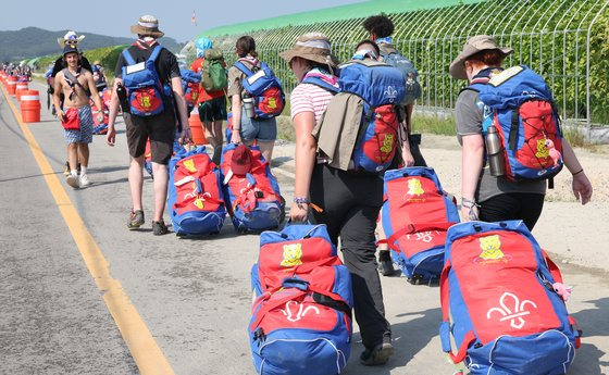 2023 새만금 세계스카우트잼버리에 참가한 영국 대원들이 6일 전북 부안군 야영장을 떠날 채비를 하고 있다 . 연합뉴스