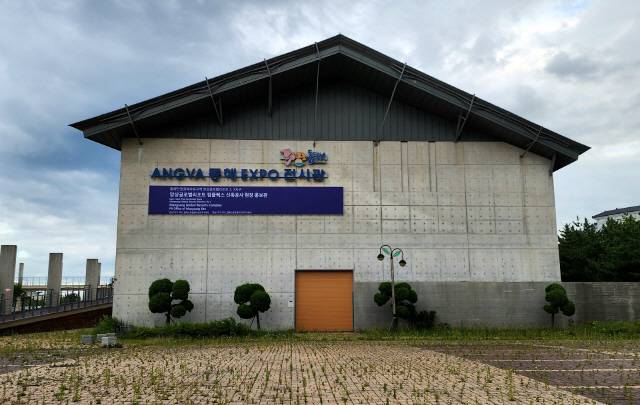 ▲ 동해시 망상해변 근처의 앙바동해엑스포전시관에 위치한 동해안권경제자유구역 망상2·3지구 망상글로벌리조트 컴플렉스 신축공사 현장 홍보관 모습.