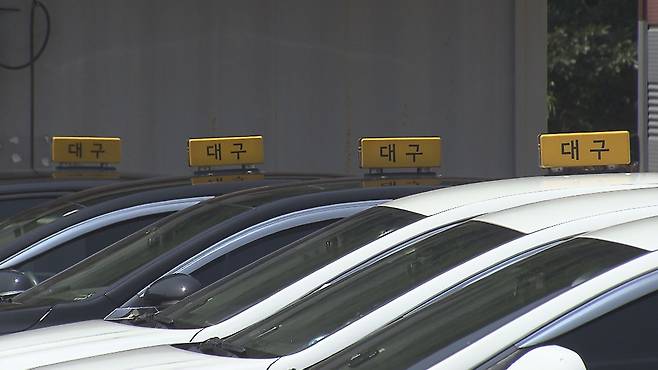 택시협동조합 차고지에 서있는 택시들.