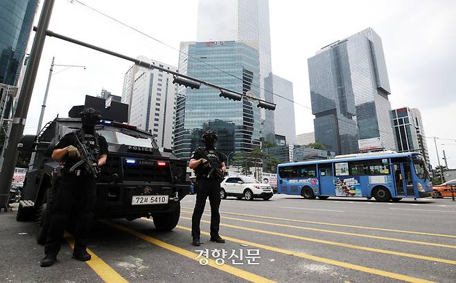 연이은 흉기난동으로 인해 휴일인 6일 서울 강남역 교차로에서 중무장한 경찰특공대원들이 장갑차앞에서 경계근무를 하고 있다 .2023.08.06 /서성일 선임기자