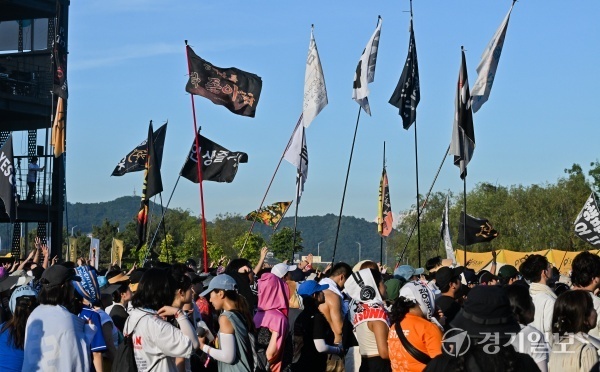 4일 인천 연수구 송도국제도시 송도달빛축제공원의 객석 곳곳에서 깃발이 나부낀다. 윤원규기자