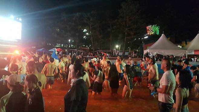 4일 밤 전북 부안 변산해수욕장에서 열린 '변산비치파티'에 외국인 관광객과 잼버리 자원봉사자들이 함께 수영장에 들어가 춤을 추고 있다./사진= 유동주 기자