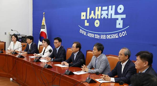 [서울=뉴시스] 고범준 기자 = 박광온 더불어민주당 원내대표가 6일 오전 서울 여의도 국회에서 열린 더불어민주당 원내대표단 취임 100일 기자간담회에서 발언을 하고 있다. 2023.08.06.