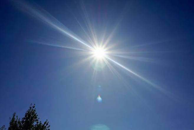 [서울=뉴시스] 미국 과학자들이 기후변화를 억제하기 위한 방안으로 태양과 지구 사이에 차양막을 설치하는 구상을 내놨다고 지난 1일(현지 시간) 미 매체 폴리티코는 전했다. 사진은 하늘 위의 태양 광선. (사진=X(엑스) 갈무리) 2023.08.04 *재판매 및 DB 금지
