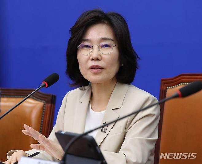 [서울=뉴시스] 전진환 기자 = 김은경 더불어민주당 혁신위원장이 21일 오전 서울 여의도 국회에서 열린 혁신안 발표 간담회에서 기자들 질문에 답하고 있다. 2023.07.21. amin2@newsis.com