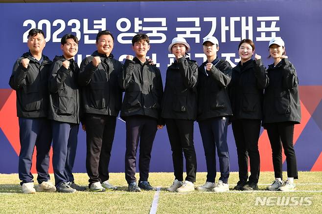 [서울=뉴시스]양궁 항저우아시안게임 리커브 국가대표. 왼쪽부터 김우진(청주시청), 이우석(코오롱), 오진혁(현대제철), 김제덕(예천군청), 임시현(한국체대), 안산(광주여대), 강채영(현대모비스), 최미선(광주은행). (사진 = 대한양궁협회 제공)