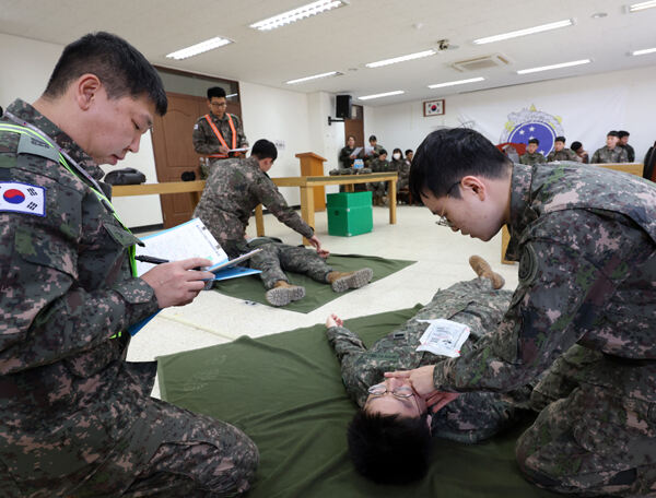 육군 7사단 포병대대 장병들이 부상자 처치훈련을 하고 있다. 세계일보 자료사진