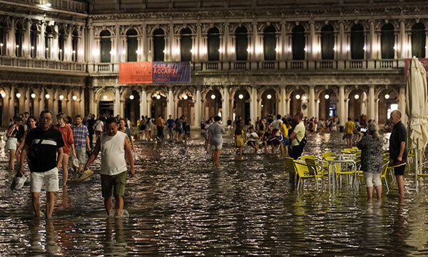 1일(현지시간) 해수면 상승으로 잠긴 이탈리아 베네치아의 산마르코 광장에서 관광객들이 이동하고 있다. 베네치아=로이터연합뉴스