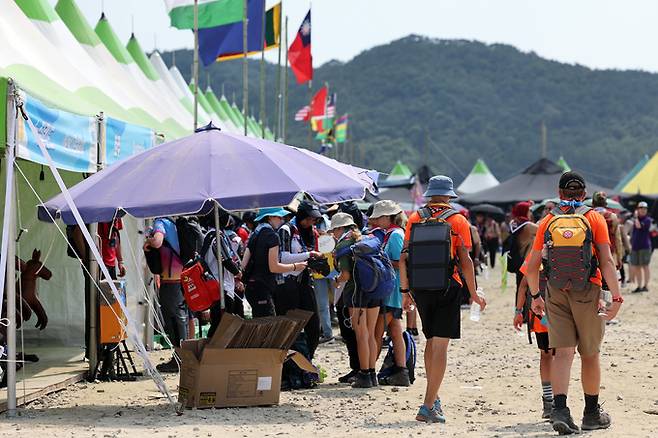 지난 4일 전북 부안군 하서면 야영장 '델타구역'에서 스카우트 대원들이 주변을 구경하고 있다. 윤석열 대통령은 이날 잼버리 폭염 상황을 보고받고는 "냉방 버스를 야영장에 무제한 공급하라"고 지시했다. 연합뉴스