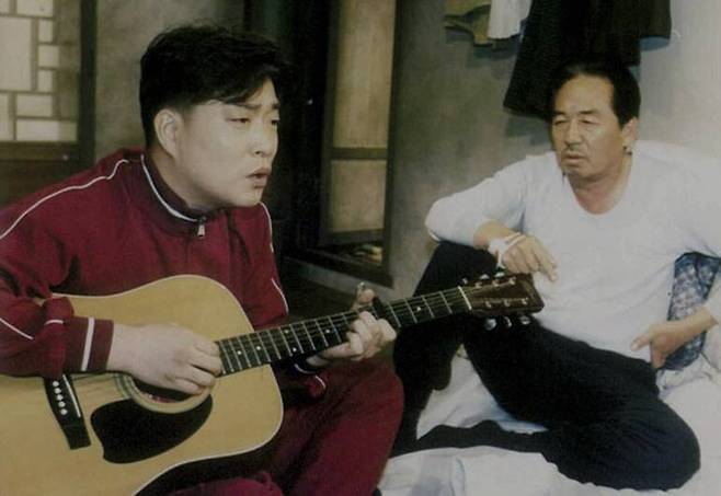 KBS 2TV 드라마 <첫사랑>에서 주정남 역할을 맡은 손현주가 노래를 부르고 있다. ⓒKBS <첫사랑> 화면 갈무리