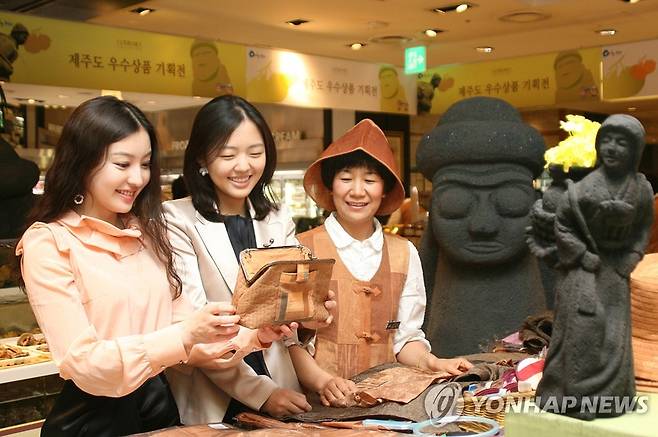 혼저옵서예, 제주도 특산품 구경하세요~ (서울=연합뉴스) 갤러리아백화점은 명품관WEST에서 열린 `제주도 우수상품 기획전'에서 고객들이 제주도 특산품 '갈옷'을 구경하고 있다. [연합뉴스 자료사진]